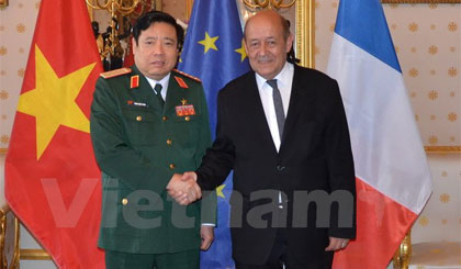 Bộ trưởng Quốc phòng Pháp Jean-Yves Le Drian và Bộ trưởng Quốc phòng Phùng Quang Thanh. Ảnh: TTXVN