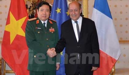 Minister Jean-Yves Le Drian receives Minister Phung Quang Thanh (photo: VNA)