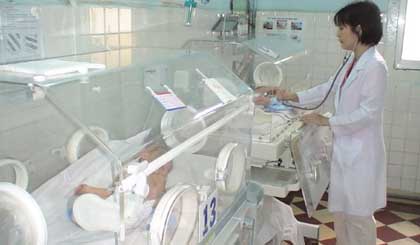 Nurses take care of a newborn (Photo: Huu Chi)