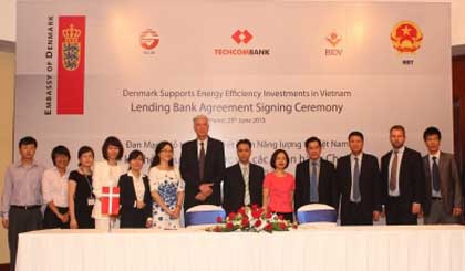 Danish Ambassador to Vietnam John Nielsen (middle) and representatives from the MOIT, GIF, BIDV, Techcombank and SCB pose for a photo at the signing ceremony.