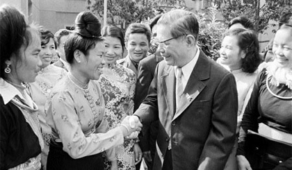 Man of the people: General Secretary Nguyen Van Linh meets members at the 6th Party Congress on December 15, 1986 in Ha Noi. — VNA/VNS Photo Minh Dao