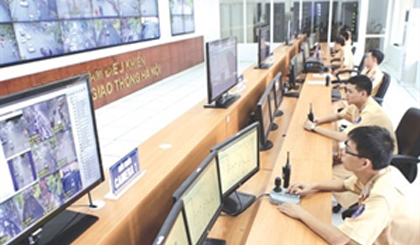 Traffic police operate at the Hanoi Centre for Traffic Signal Control, a new project on IT advancement (Photo: VNA)