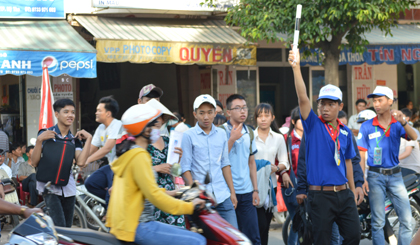 Các sinh viên tình nguyện hỗ trợ các thí sinh qua lộ, điều tiết giao thông.