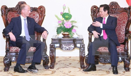 Prime Minister Nguyen Tan Dung (R) and Airbus Group CEO Thomas Enders (Photo: VNA)