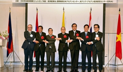 PM Nguyen Tan Dung and regional leaders at the Mekong Five Economic Forum