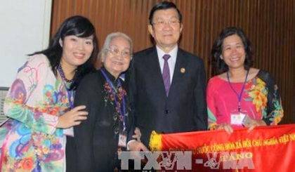 President Truong Tan Sang (third from left) and delegates at the congress (Photo: VNA)