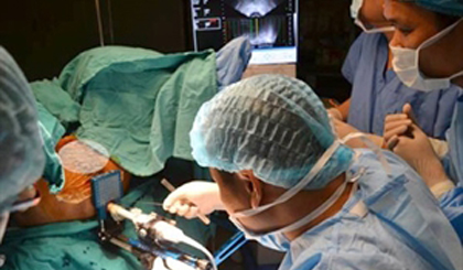 Doctors treat a cancer patient by using radioactive method in Bach Mai General Hospital (Photo: vietnamnet.vn)