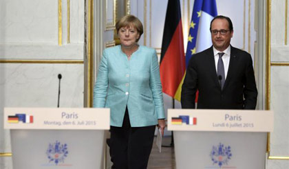 Thủ tướng Đức Angela Merkel và Tổng thống Pháp François Hollande gặp gỡ báo chí sau cuộc họp - Ảnh: Reuters