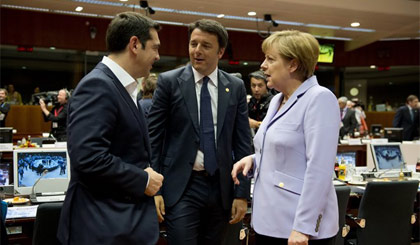 Thủ tướng Hy Lạp Alexis Tsipras (trái), Thủ tướng Italy Matteo Renzi và Thủ tướng Đức Angela Merkel trước hội nghị thượng đỉnh EU ngày 25-6. Ảnh: AFP/TTXVN