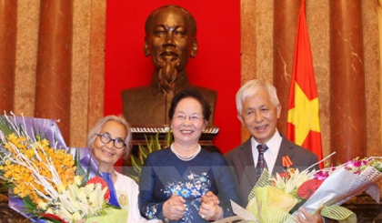  Professors Tran Thanh Van, Le Kim Ngoc receive Friendship medals