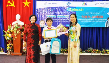  Deputy Director of Tien Giang Department of Education-Training Tran Quy Mao and Director of IIG Vietnam Ho Chi Minh City Branch Vu Ngoc Bich awarded prize to Tran Lan Anh (the First prize of 2015 TOEFL Primary Challenge).