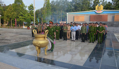 Đoàn Công an Tiền Giang viếng tượng đài  đồng chí Phạm Hùng tại căn cứ Ban An ninh Trung ương cục miền nam.