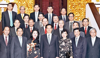 PM Nguyen Tan Dung (middle, first row) with newly-appointed ambassadors and heads of representative agencies (Credit: VNA)