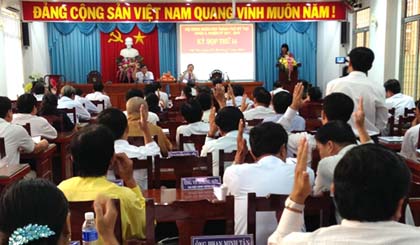  Đại biểu HĐND TP Mỹ Tho biểu quyết thông qua các dự thảo nghị quyết 