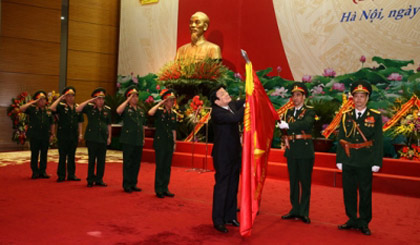 President Truong Tan Sang awards the Military Feat Order to the General Department of Logistics. (Image: Ministry of Defence)