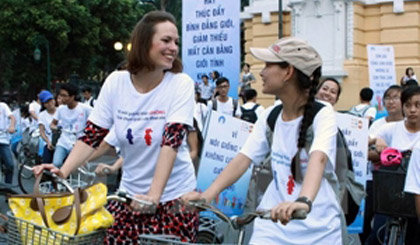 Participants to a campaign to raise public awareness of gender equality (Photo: VNA)