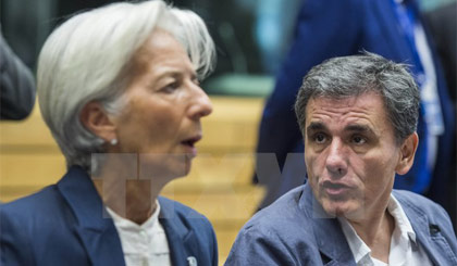 Bộ trưởng Tài chính Hy Lạp Euclid Tsakalotos (phải) và Giám đốc điều hành Quỹ tiền tệ Quốc tế Christine Lagarde tại cuộc họp Bộ trưởng Tài chính Eurozone. Ảnh: AFP/TTXVN