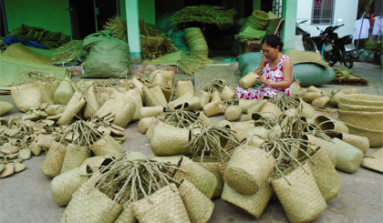 Chị Hên với các sản phẩm của mình.