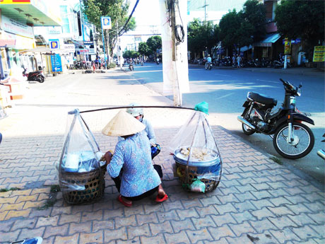 Người phụ nữ này nhiều năm nay mưu sinh bằng gánh bánh chuối hấp, bánh bò… bán ở nhiều tuyến đường của TP. Mỹ Tho. Tuổi càng lớn, đôi vai gầy và gánh hàng càng nặng, nhưng theo cô thì đi bán quen rồi, hôm nào không đi thì buồn lắm!