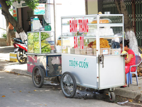 Ngã tư đường Tết Mậu Thân  - Lý Thường Kiệt là điểm khá nhộn nhịp với nhiều món ăn vặt như bánh tráng trộn, xoài, me chua ngọt, bắp luộc… được nhiều người dân bán tại các góc đường.