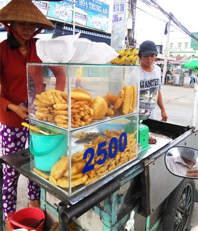 Xe đẩy bán bánh chuối chiên, bánh tiêu tại Khu công nghiệp Mỹ Tho.