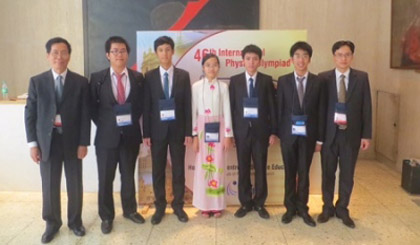 The official Vietnamese team taking part in the 46th International Physics Olympiad (Credit: dantri.com.vn)