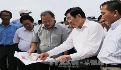 President Truong Tan Sang makes a field trip to Cam Ranh reservoir (photo: VNA)