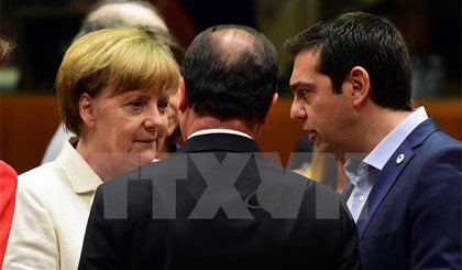 Thủ tướng Đức Angela Merkel (trái), Tổng thống Pháp Francois Hollande (giữa) và Thủ tướng Hy Lạp Alexis Tsipras trước cuộc họp. Nguồn: AFP/TTXVN