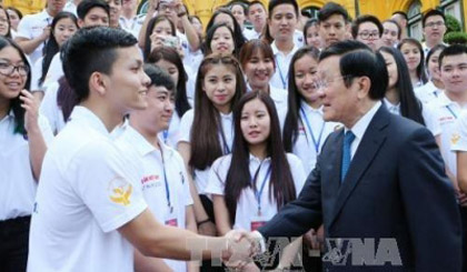 President Truong Tan Sang meets young Vietnamese expatriates (Photo: VNA)