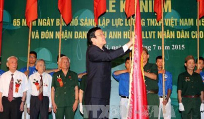 President Truong Tan Sang presented the 'Hero of People's Armed Forces' title to the Young Volunteers Team 36. (Photo: VNA)