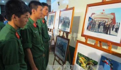 Visitors at the exhibition (Photo: VNA)