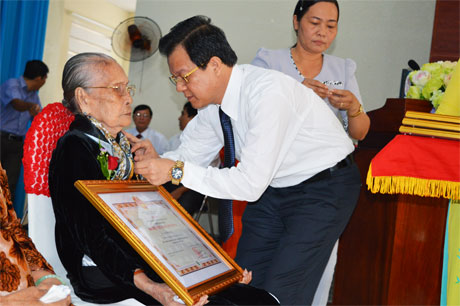 Ông Lê Hồng Quang, Phó Bí thư Tỉnh ủy, thừa ủy nhiệm của Chủ tịch nước gắn Huy hiệu, trao Bằng danh hiệu “Bà mẹ Việt Nam Anh hùng” cho 4 mẹ ở TX. Gò Công.