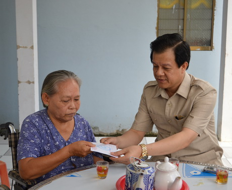 Phó Bí thư Tỉnh ủy Lê Hồng Quang thăm hỏi và tặng quà cho mẹ liệt sĩ Nguyễn Thị Lùng, ấp Long Bình, xã Long Chánh, TX.Gò Công.