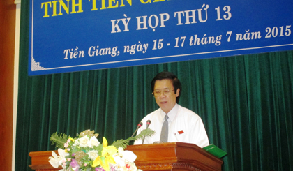 Nguyen Van Danh, Chairman of the Tien Giang People’s Council speaks at the opening session.