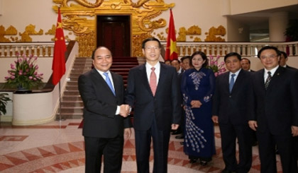 Deputy Prime Minister Nguyen Xuan Phuc (left) does a handshake with Chinese Vice Premier Zhang Gaoli (Credit: VGP)