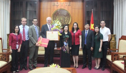 Ambassador-Head of the EU Delegation in Vietnam Franz Jessen is honoured with the ‘For People’s Health’ insignia in recognition of his contributions to the country’s health sector. (Image credit: moh.gov.vn)