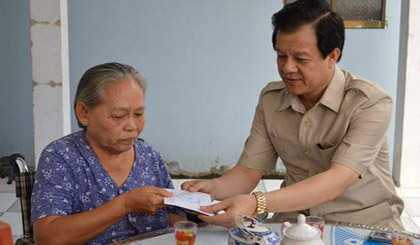   Deputy Secretary of Provincial Party Committee Le Hong Quang visited and presented gifts to Nguyen Thi Lung, mother of martyr in Long Binh hamlet, Long Chanh commune, Go Cong town.