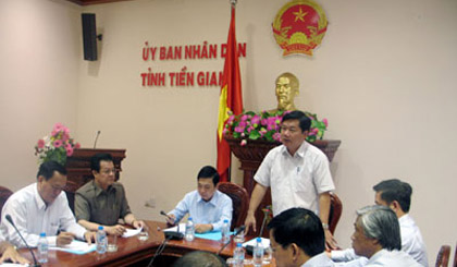 Minister Jean-Yves Le Drian receives Minister Phung Quang Thanh (photo: VNA)