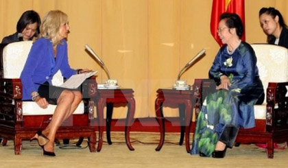 Vice President welcomes spouse of US Vice President (Photo: VNA)