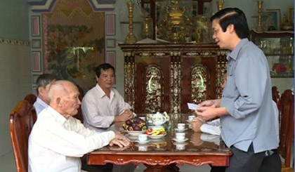 Deputy Secretary of Provincial Party Committee Le Hong Quang visited and presented gifts to Nguyen Thi Lung, mother of martyr in Long Binh hamlet, Long Chanh commune, Go Cong town.