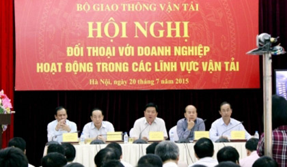 The Ministry of Transportation’s leaders respond to questions and recommendations from businesses at the dialogue. (Image credit: baogiaothong.vn)