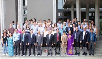 Deputy PM Vu Duc Dam (first row, fifth left) with scientists from the International Centre of Interdisciplinary Science Education (Credit: VNA)