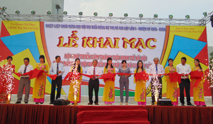 đại diện lãnh đạo tỉnh, TX. Cai Lậy cắt băng khai mạc Hội chợ triển lãm Thành tựu kinh tế - xã hội - quốc phòng - an ninh