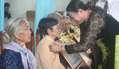  Deputy Standing Chairwoman of Tien Giang People's Committee Tran Kim Mai presented 