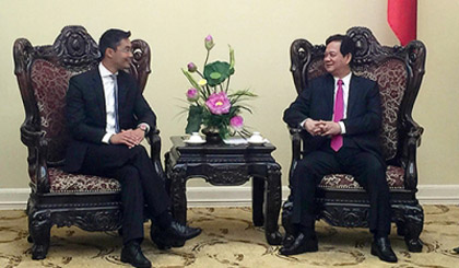 PM Nguyen Tan Dung (right) receives Executive Director of the World Economic Forum Philipp Rosler. (Credit: VGP)
