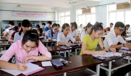 Candidates sit the 2015 high school graduation exams at exam site no.26 hosted by Hue University. (Image credit: NDO)