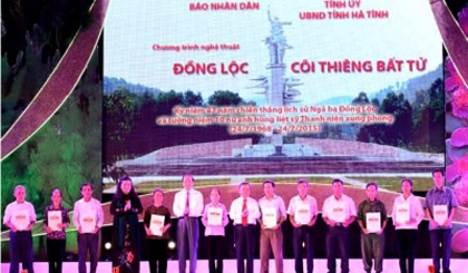  Leaders of the Party, State and Ha Tinh province present gifts to families of the 10 fallen young female volunteers and a policy beneficiary.