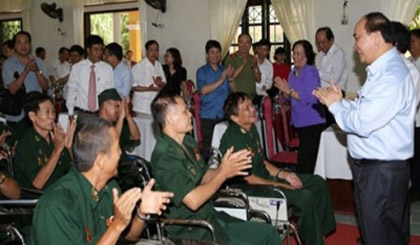 Deputy PM Phuc visits wounded and sick soldiers under treatment at a nursing home in Ha Nam province. (Photo: VOV)