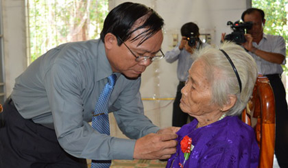 Chairman of Supervisory committee under Provincial Party Committee  Tran Van Banh awarded 