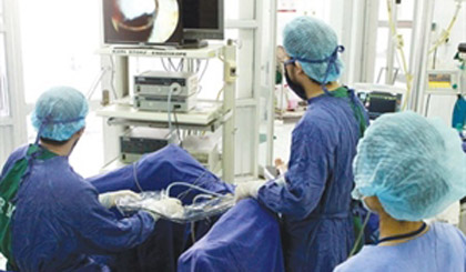 Doctors perform surgery on a patient at Hospital ‘A' in northern Thai Nguyen Province (Photo: VNS/VNA)